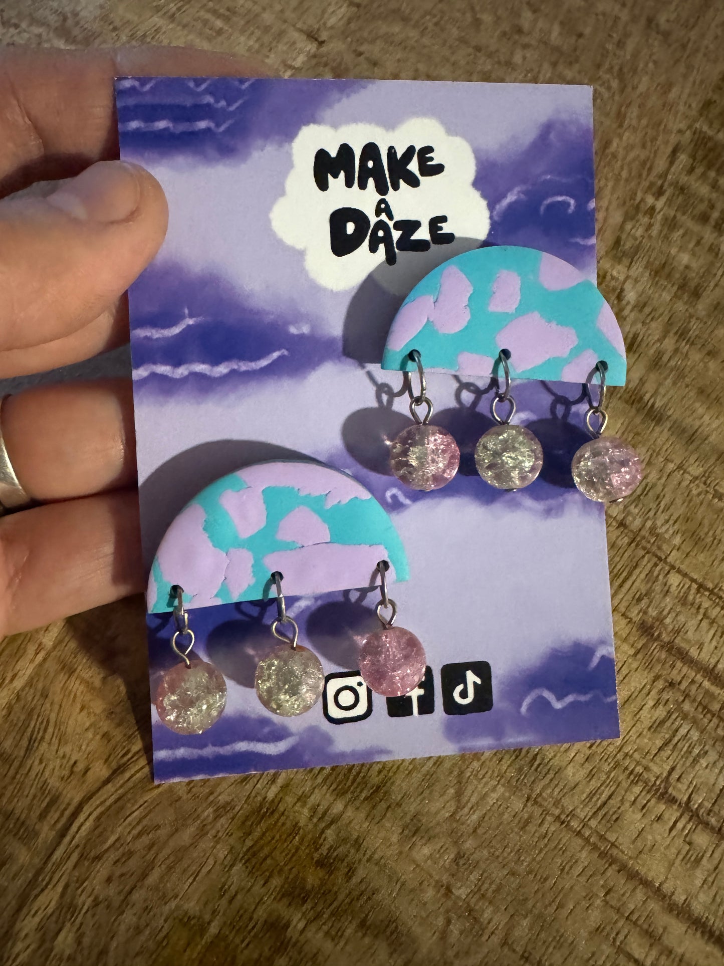 Dopamine statement stud earrings with crack effect beads