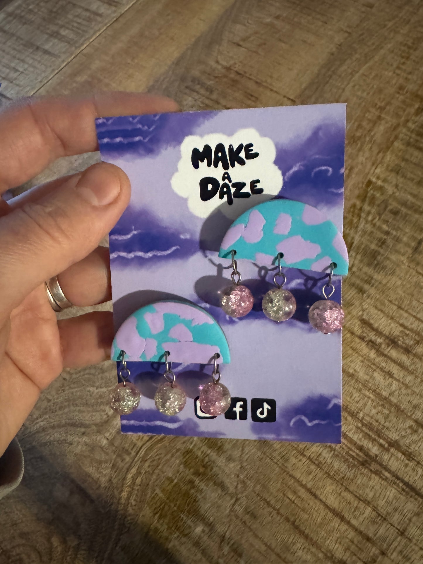 Dopamine statement stud earrings with crack effect beads